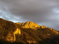 Auch die Sonnwendwand leuchtet im goldgelben Abendlicht
